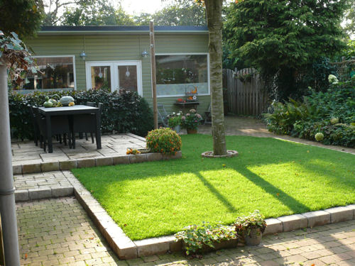 Foto 1: Atelier achter in de tuin.