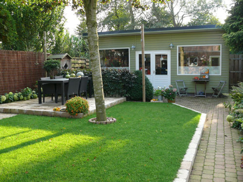 Foto 2: Atelier achter in de tuin.