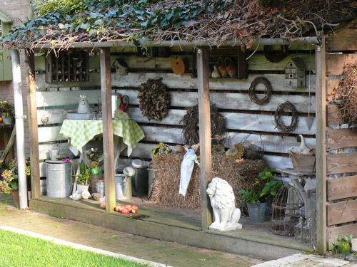 Foto 5: Decoratief afdakje in de tuin.