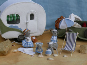 Morris & Miny met de Caravan op het Strand