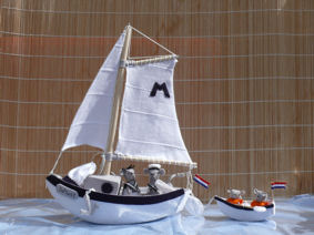 Missy & Max in hun Dingy achter de &ldquo;Zeemuis 1&rdquo;