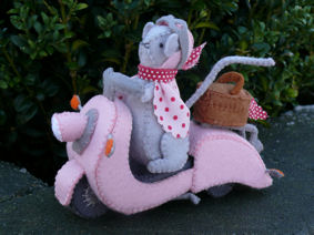 Morris & Miny &ndash; Miny op haar Scooter.